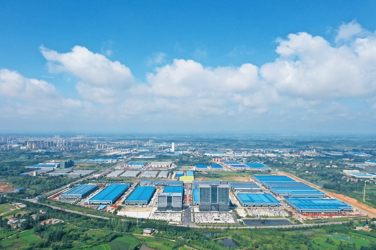 程力专用汽车股份有限公司随州生产基地鸟瞰实拍：连片厂房、整车停放区与厂房屋顶光伏