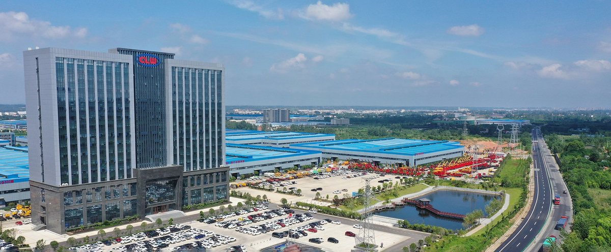 程力专用汽车股份有限公司随州生产基地全景：厂区办公楼、总装车间、成品车停放区与厂区道路鸟瞰