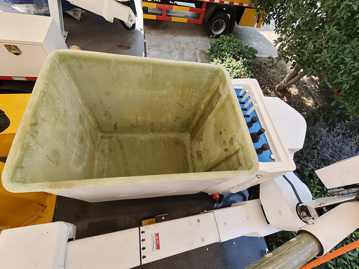 东风 7.8 吨高空作业车工作斗（吊篮）内部细节实拍图，配蓝色操作台