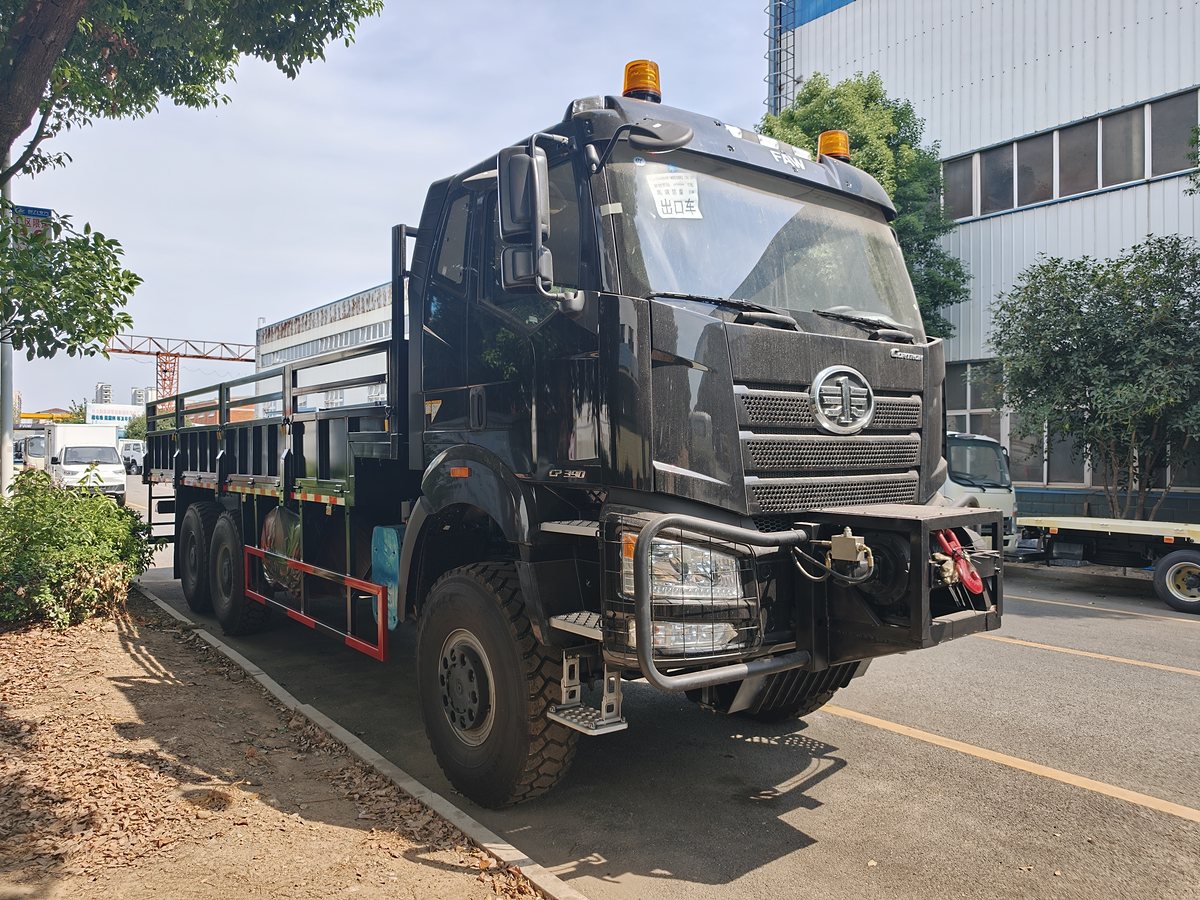 解放 25 吨栏板货车整车右前 45° 实拍（解放牌底盘，6×4 三轴底盘）