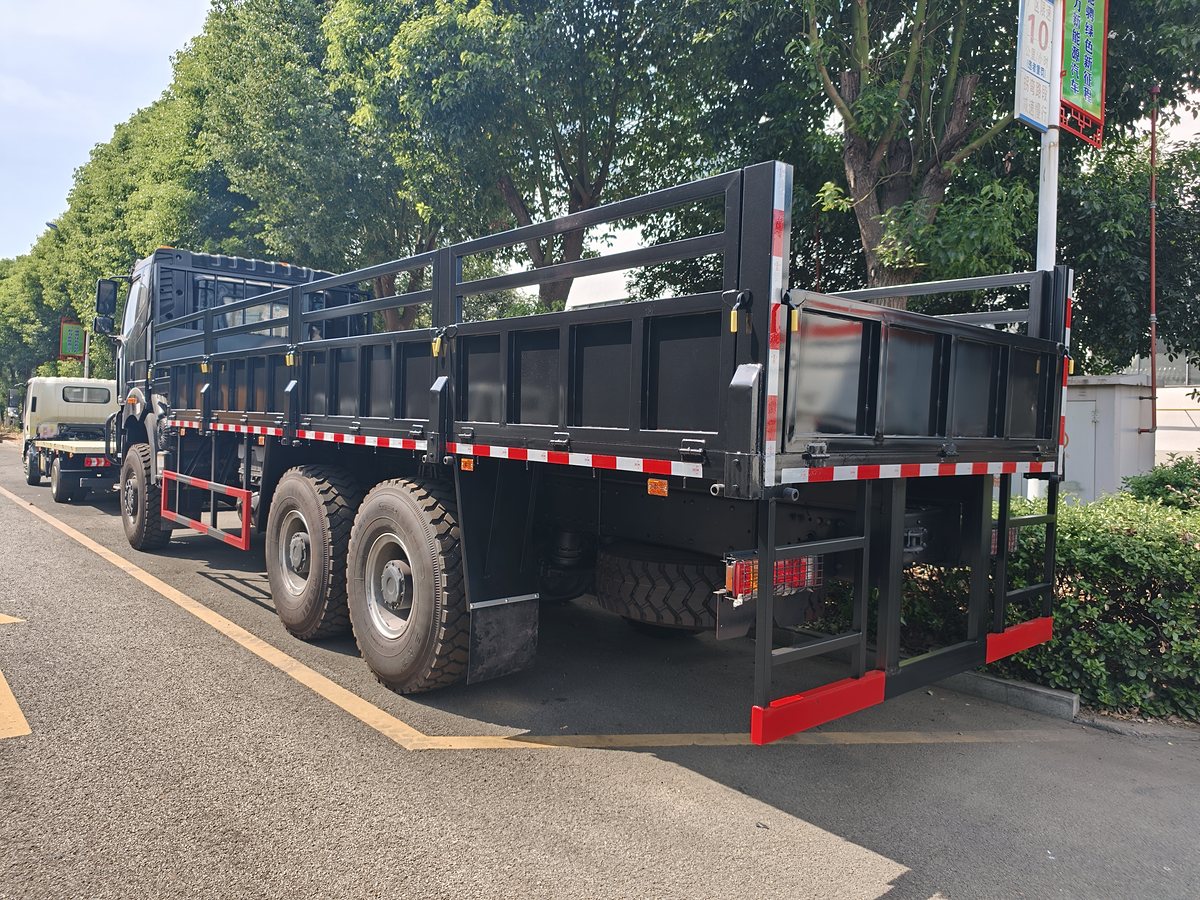 解放 25 吨栏板货车整车后 45° 实拍（栏板尾门、后防护与后桥）