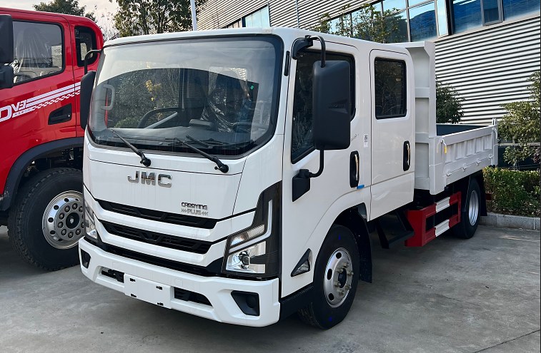 江西五十铃 4.5 吨栏板货车车头正面实拍（JMC 驾驶室前脸与灯光总成）
