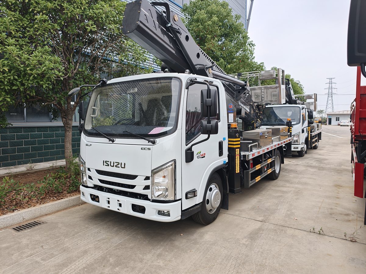 江西五十铃 4.5 吨高空作业车整车左前 45 度实拍图（ISUZU 底盘，作业臂收拢状态）