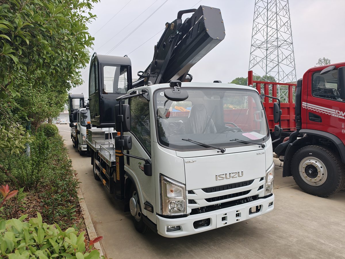 江西五十铃 4.5 吨高空作业车车头正面实拍图（ISUZU ELF 驾驶室）