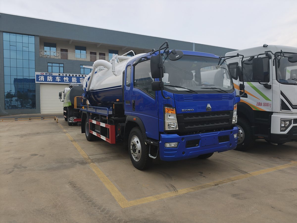 豪沃 4.5 吨清洗吸污车