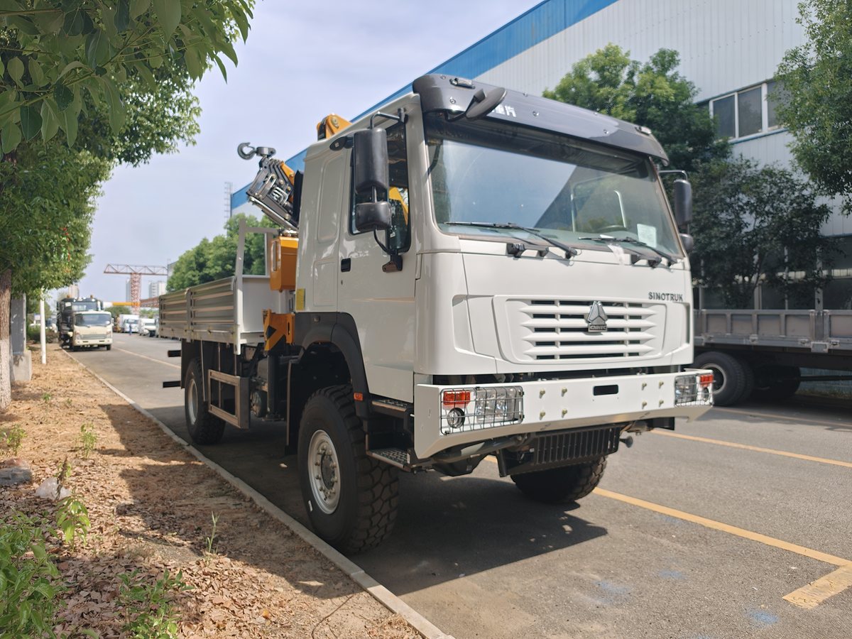 豪沃 18 吨随车吊整车前 45° 实拍（厂区道路旁，重汽豪沃底盘）