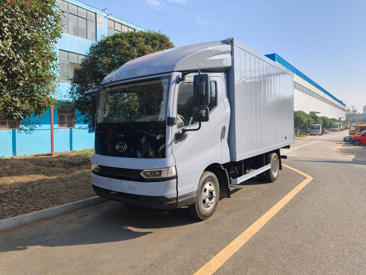 比亚迪T5纯电物流厢式运输车厂区道路左前 45° 实拍
