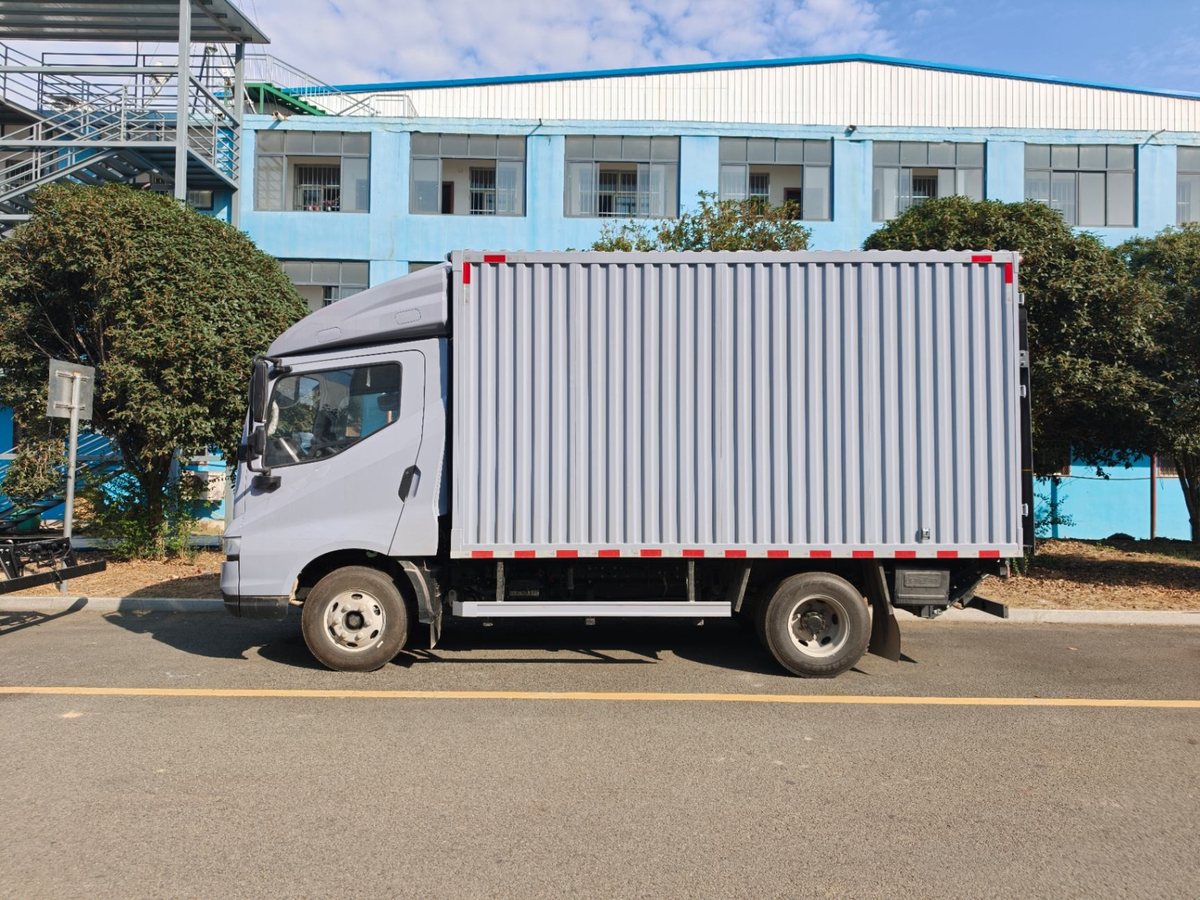 比亚迪T5纯电物流厢式运输车整车左侧面实拍（瓦楞板厢体与反光标识）